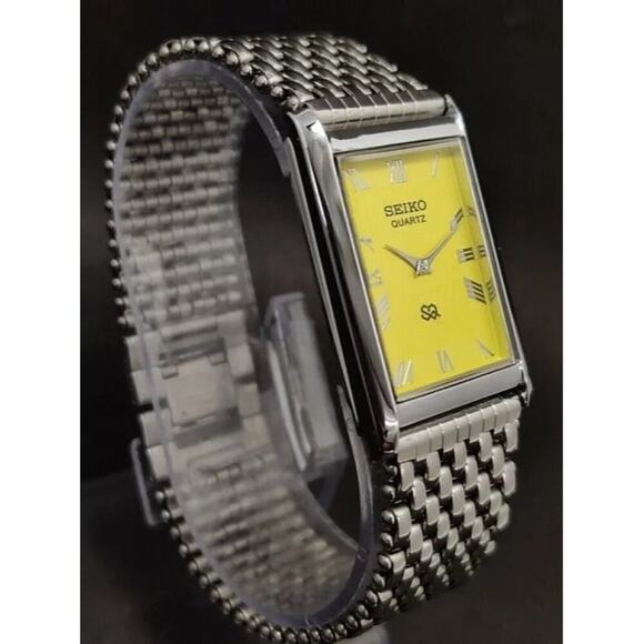 Vintage Style Seiko Quartz Mens Silver Watch & Yellow accents W/ Metal Strap - Picture 4 of 7